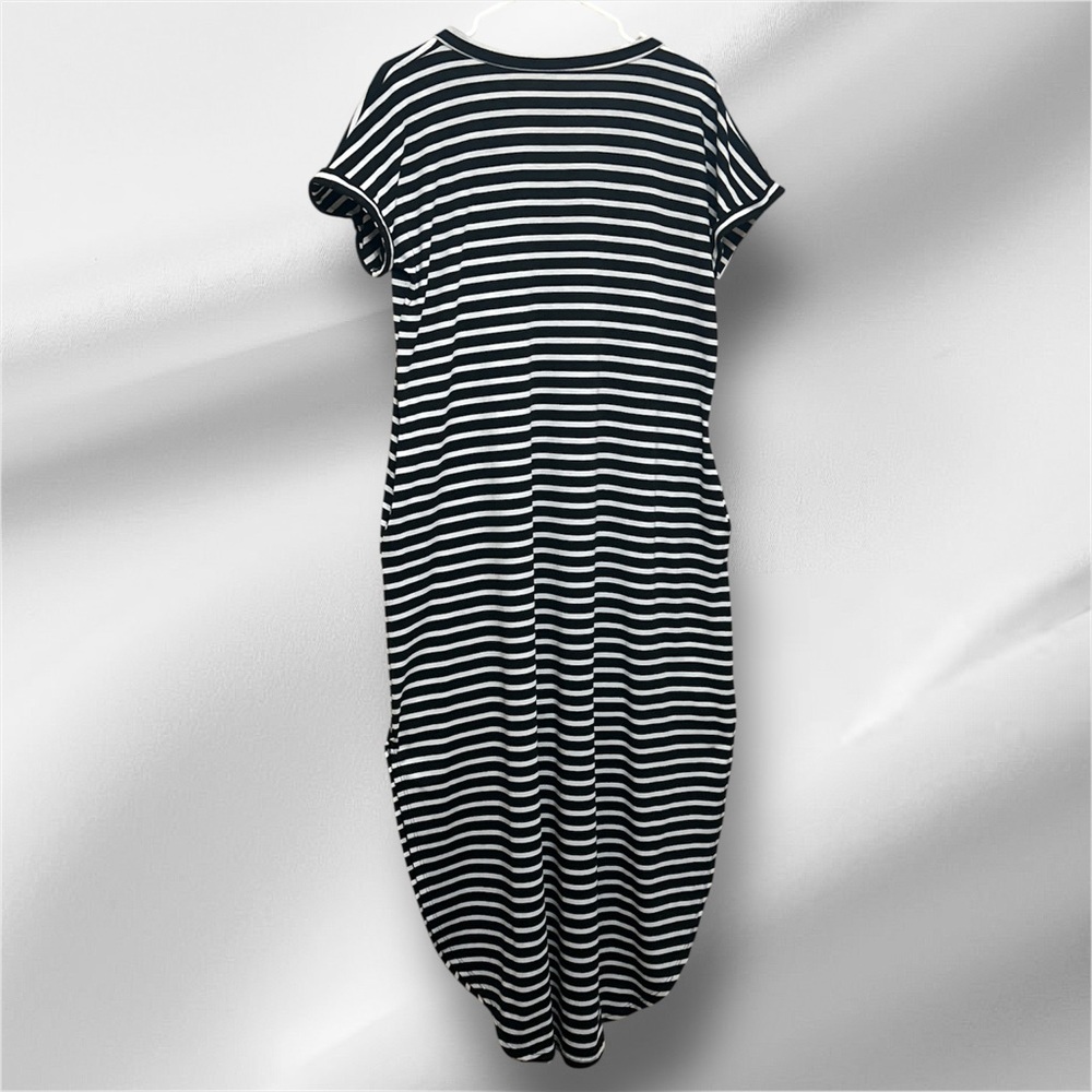 Black and White Striped V-Neck Dress EUC
No stains or rips. - Picture 2 of 4